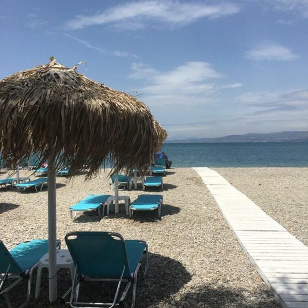 Beach Front Apartment Nea Palatia Esterno foto