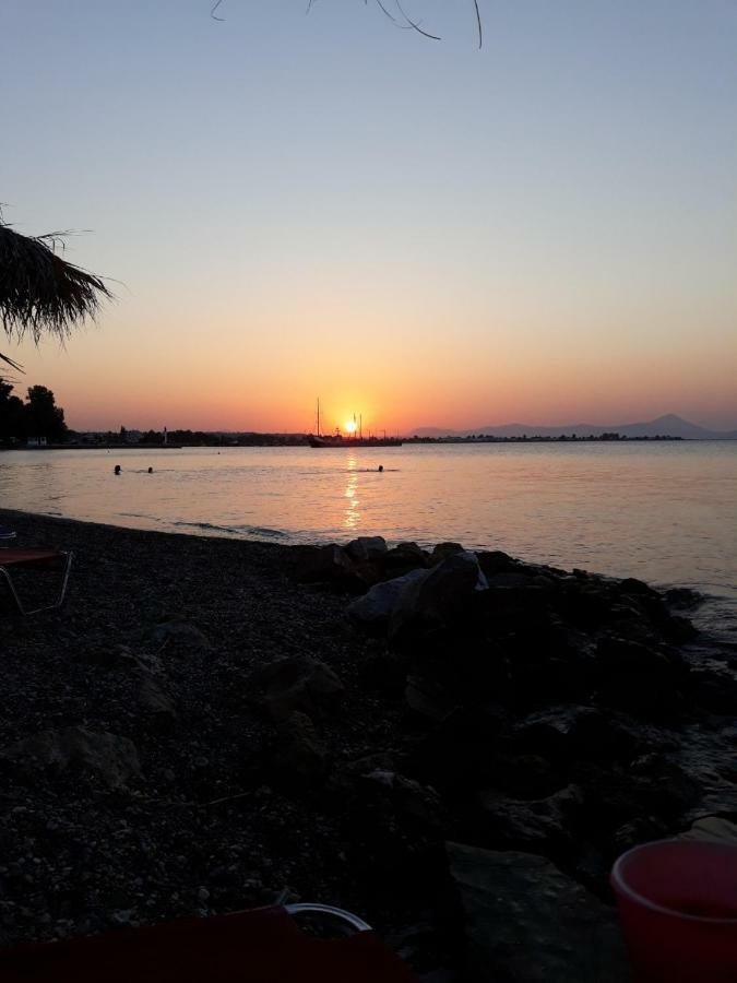 Beach Front Apartment Nea Palatia Esterno foto